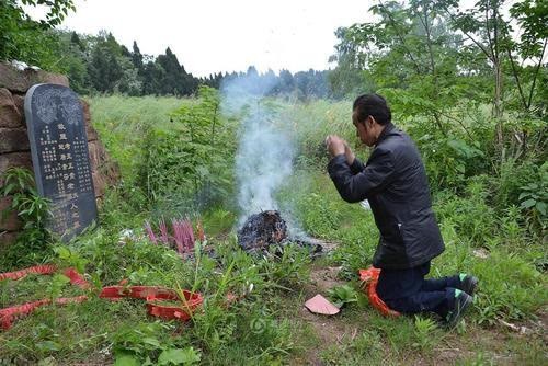 扫墓烧纸钱是迷信还是文化?是糟粕还是精华?这项风俗该不该?