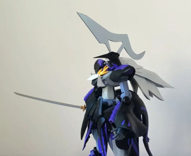 原造型,想法是指挥浮游炮的卡碧尼魔女,带着女性面具,揭开画皮后露出