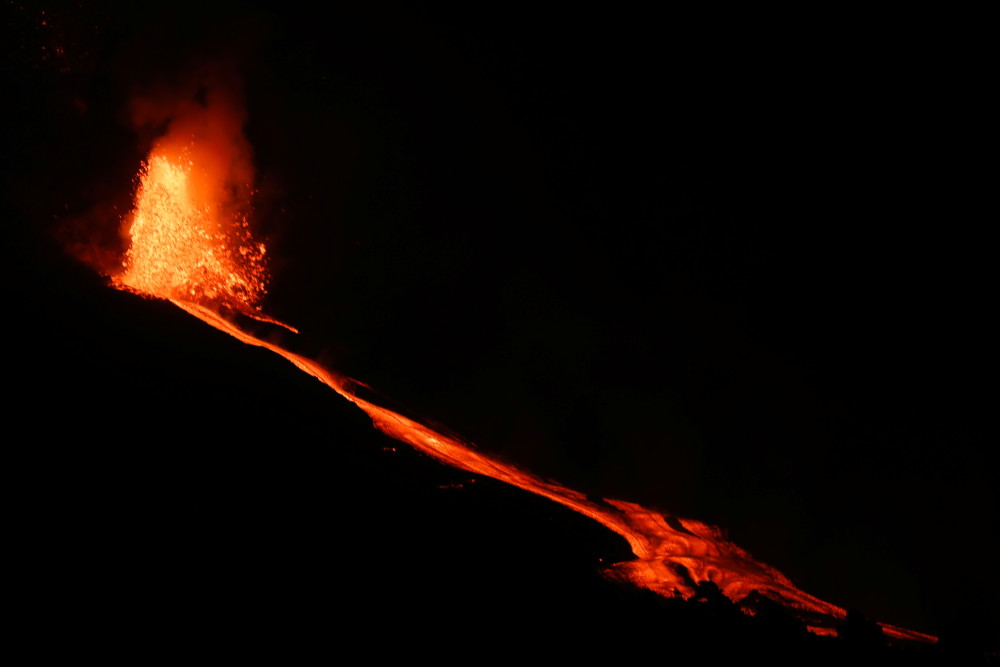 (外代二线)西班牙:拉帕尔马岛火山持续喷发(2)