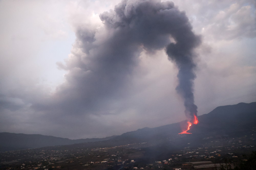 外代二线西班牙拉帕尔马岛火山持续喷发2