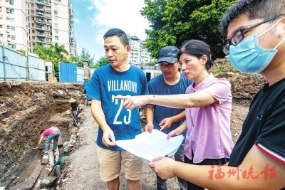 福州市考古队队长戴晖(右二)与考古队员们在考古现场.