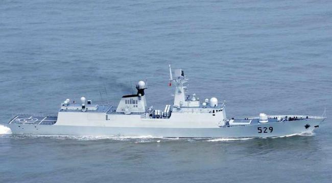 中国054a护卫舰现身日本日本防卫省不淡定了紧急派舰机监视