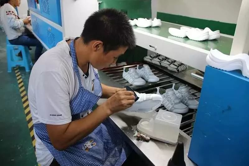 郑州一鞋厂8名员工确诊血液病:2人做骨髓移植,鞋底胶的苯超标!
