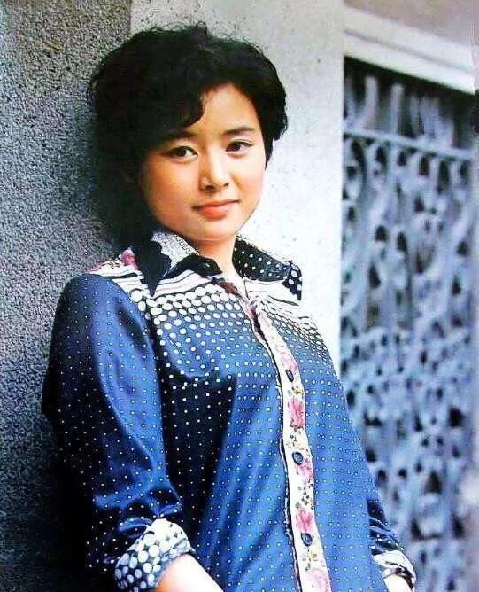 80年代电影女神张瑜,23岁成影后28岁到美国留学,如今怎样?