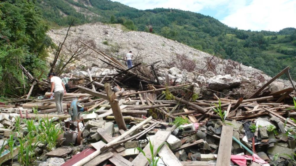 那场惨烈的汶川大地震中 陈大桂在救助11名乡亲后 被轰然坍塌的山体