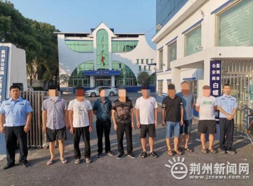 经审讯,沈某,秦某,陈某等人对在白螺镇引港村某超市内组织以扑克牌