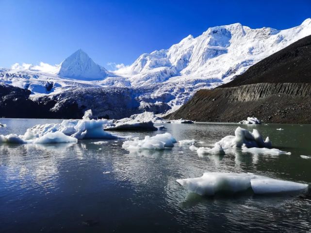 之中,碎冰漂浮于湖水的景象很容易出现,但是像萨普冰川这样的大场面