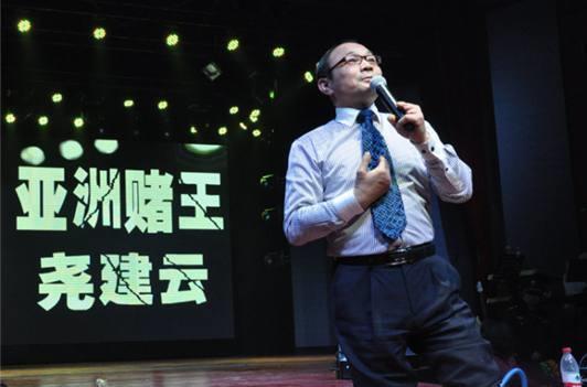 此人乃江西赌王,因出老千露馅,被人废掉双腿,如今身价暴涨!
