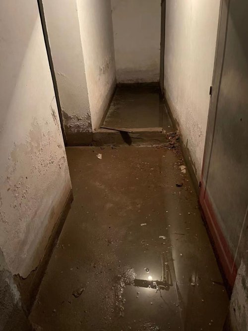 邢台"贞观苑"小区地下室渗水严重 84户居民担心楼体受影响