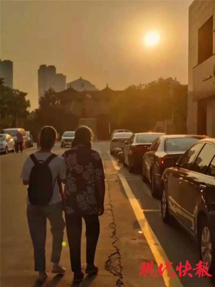 奶奶扎着双马尾,女孩背着书包, △夕阳下的背影 现代快报记者了解到