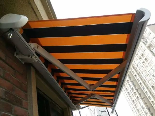 相比花大价钱搭建的阳光房,可伸缩遮阳棚在几方面更占优势