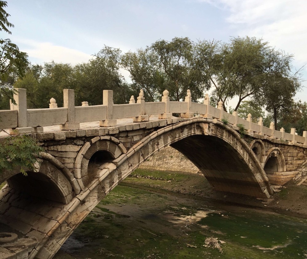 河北一座由青石砌筑砌成的古桥,是单孔双敞肩式石拱桥