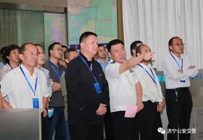 济宁市重点项目挂图作战评审团观摩交警支队智能交通项目建设工作