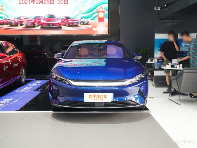 比亚迪汉ev新车型已到店 售25.88万起/极光蓝配色