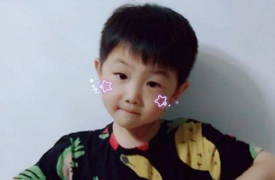 记得5岁上春晚的张俊豪吗?如今遭父母过度消费后,11岁长这样