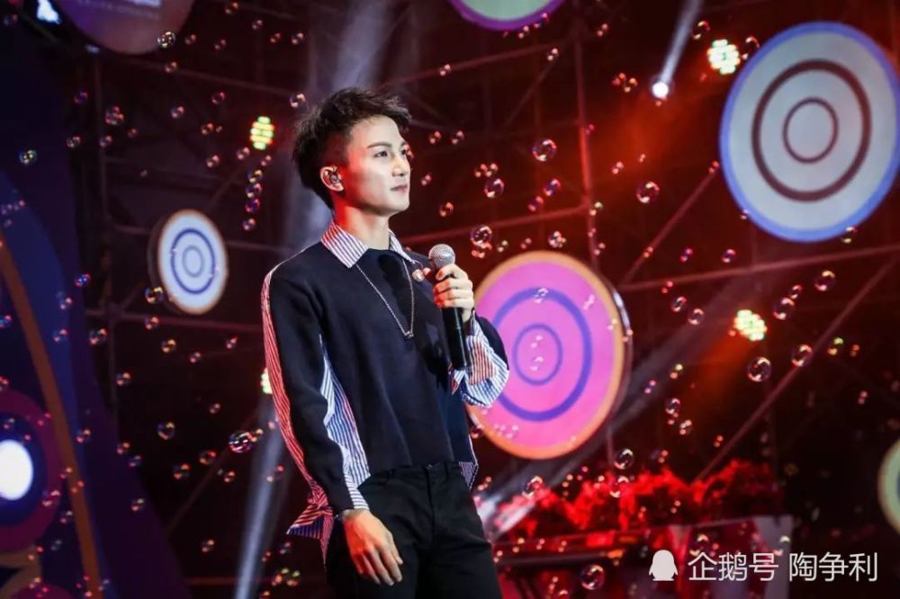 回想2014年,男神歌手周深参加《中国好声音第三季》,走进大众视线