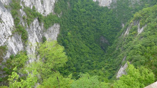 广西一处天坑群景观集险奇峻雄秀和美于一体