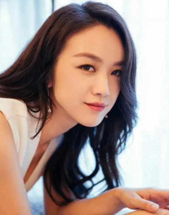 汤唯回国后公开露面身着白衬衫黑裙谈笑是你的女神嘛