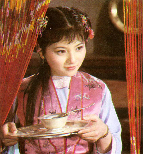 她是林黛玉的陪读丫鬟吗?雪雁年纪很小吗?