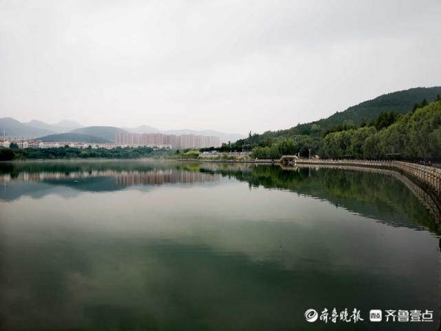 济南孟家水库雨后风卷云舒犹如水墨画