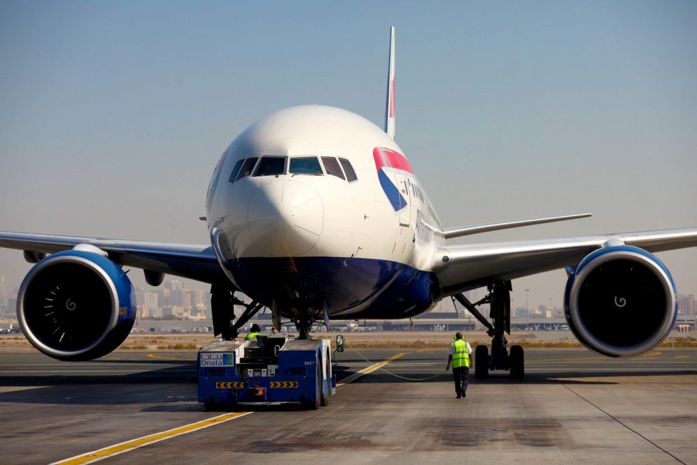 踢足球呢英国航空的波音777飞行员将借调至卡塔尔航空