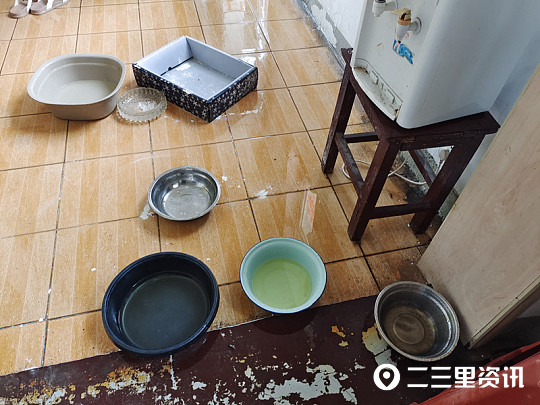 渭南一小区顶楼漏雨严重 住户家锅碗瓢盆齐上阵接雨