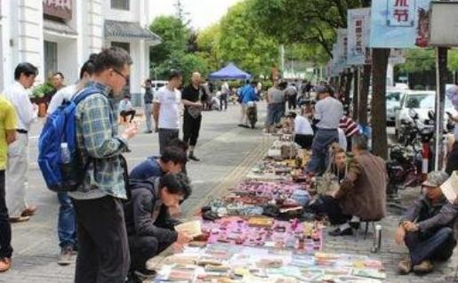 及时对城区各重要街路,公园广场,市场周边的占道摆摊经营,乱设广告牌