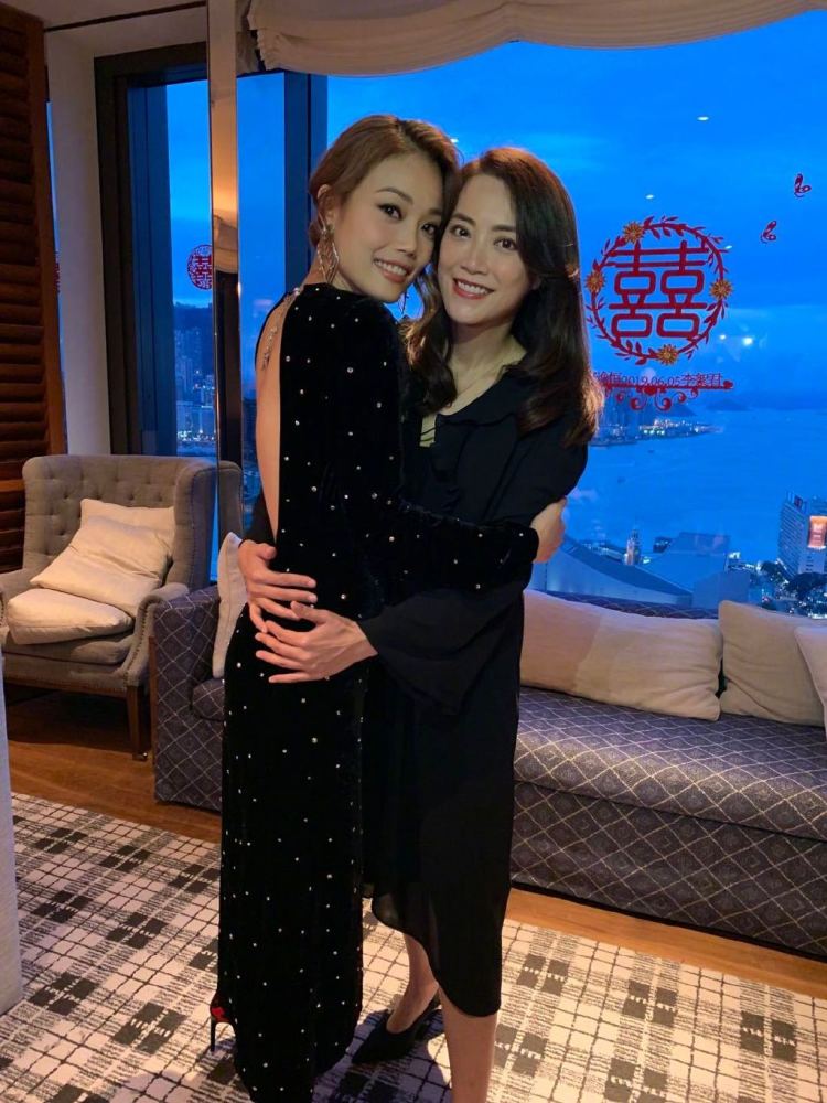 容祖儿出道22周年经纪人霍汶希晒二人亲昵合影尽显姐妹情深