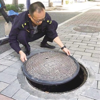 "近期,家住兴安南路温馨家园小区的几户居民被窨井盖发出的噪音所困扰