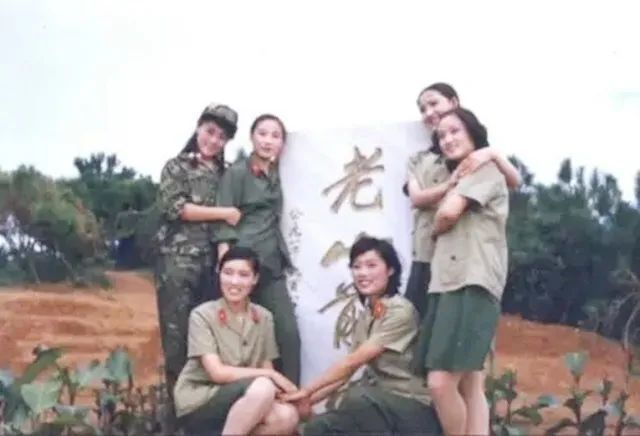 1986年老山战场照《死吻》:那名救护队女战士张茹,后来怎样了?