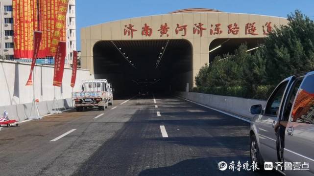 济南黄河济泺路隧道今日通车,现场准备调试工作正进行