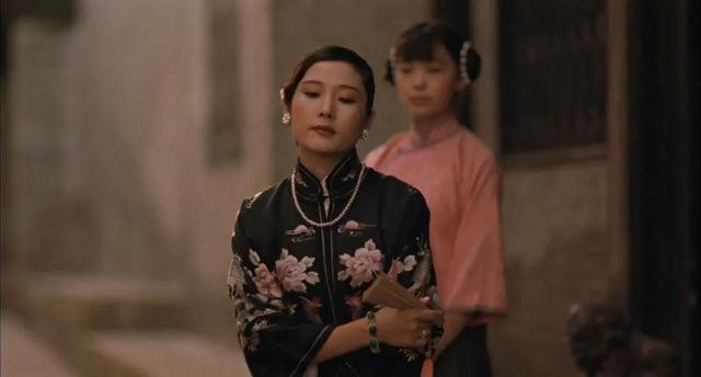 《妻妾成群》:比起"满腹学识"的颂莲,我更爱"敢爱敢恨