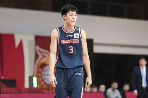 郭艾伦身高192cm,体重85kg,而胡明轩身高190cm,体重78kg,两人身体天赋