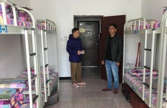 河南一中学惹争议,24人一间的集体宿舍,5000元的费用引家长不满