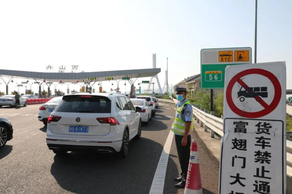 3,大流量通行请勿随意穿插变道,硬路肩及应急车道禁止通行(交警允许