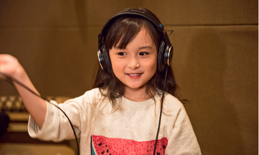 所以刘楚恬现在是以学业为主,演戏只是自己的副业.