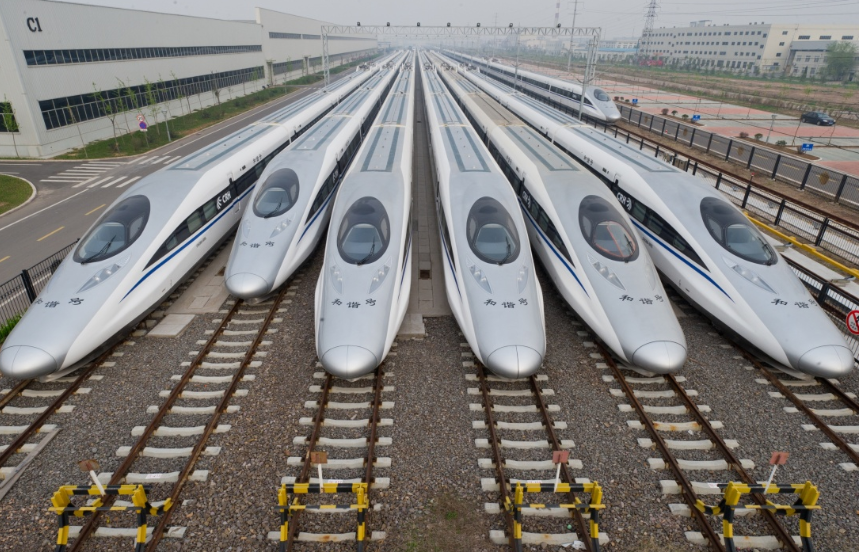 高铁作为快速铁路运输,它最大的特点就是速度快,同时,要想体现出它的