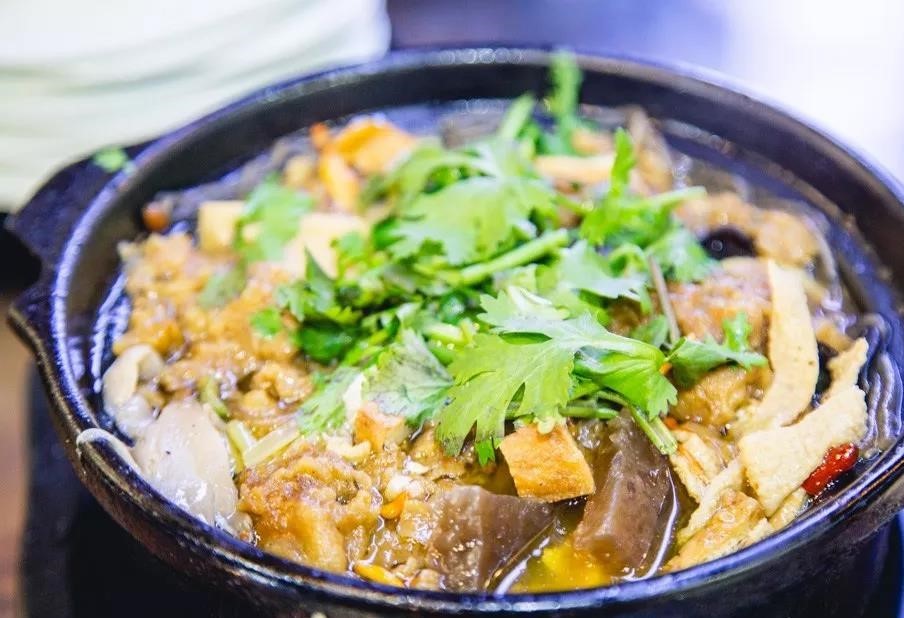 郑州美食:老砂锅烧烤!鸡块炖到入味,配菜也很是丰富