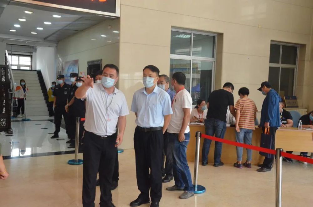 区委常委,政法委书记李长凯一行到万新街检查指导南