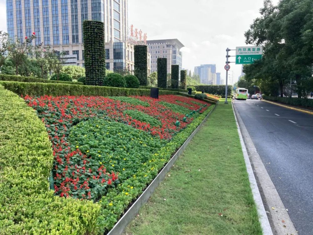 "二片"即五角场淞沪路黄兴路顶板花坛 花坛以对称型曲线 搭配圆形图案