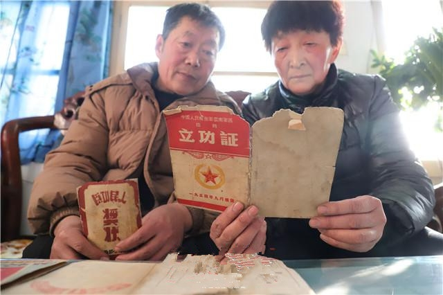 直到孙有德1987年去世,那个装载着勋章和立功证书的包袱就到了他的