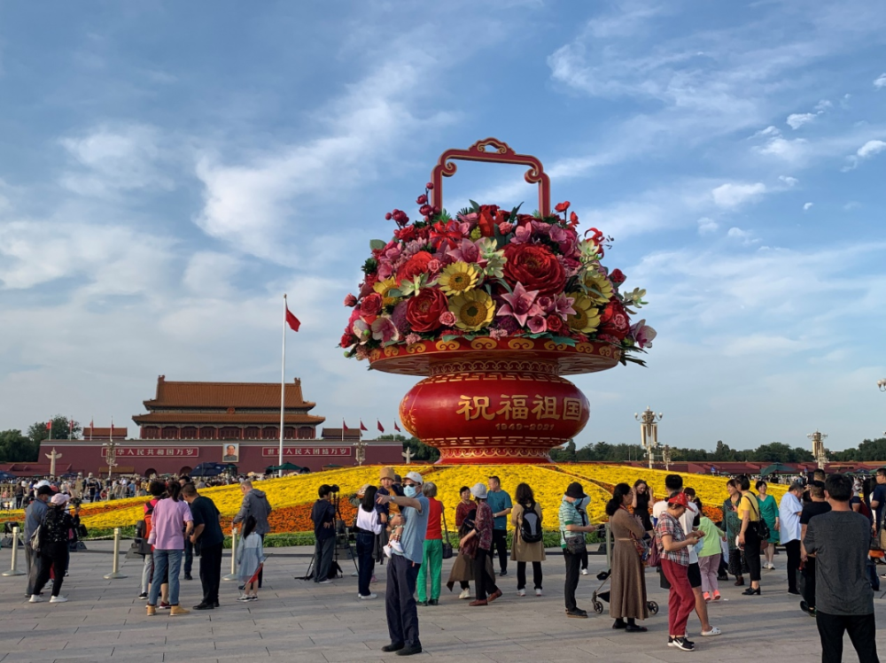 花坛南北侧分别写有"祝福祖国,1949—2021"与"欢度国庆,1949—2021"