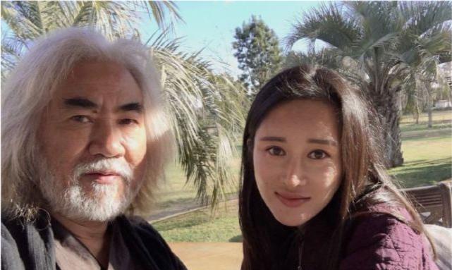 痛斥张纪中私生活混乱,并且指责张纪中当时就已经有私生子了,这种夫妻