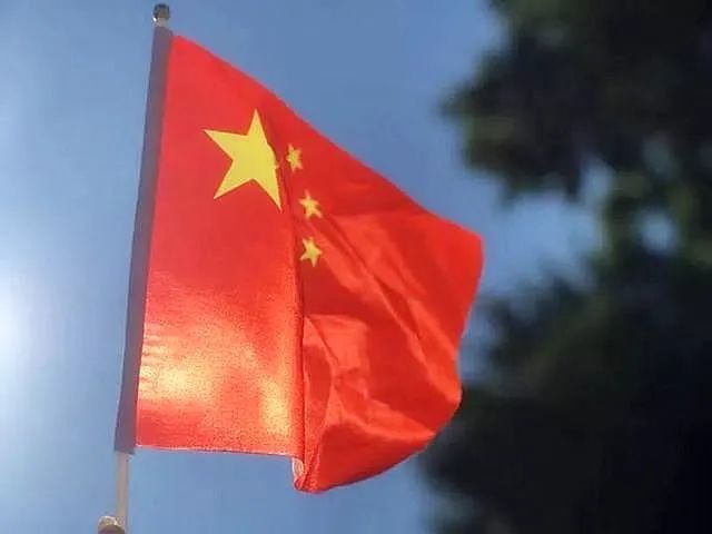 手举国旗为祖国欢呼吧~就送您一面国旗与"遇景生活"多人休闲协力脚踏