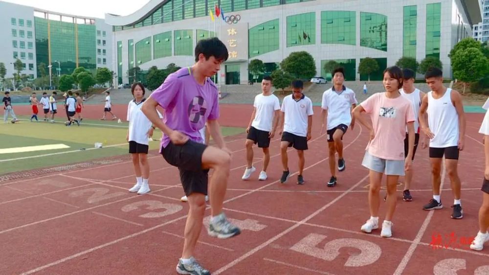 在临武一中的田径场上,蒋俊鹏正在指导学弟学妹起跑姿势以及要领,因为