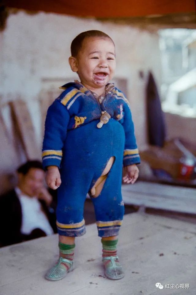 新疆喀什穿开裆裤的男孩在当时中国婴幼儿中很常见