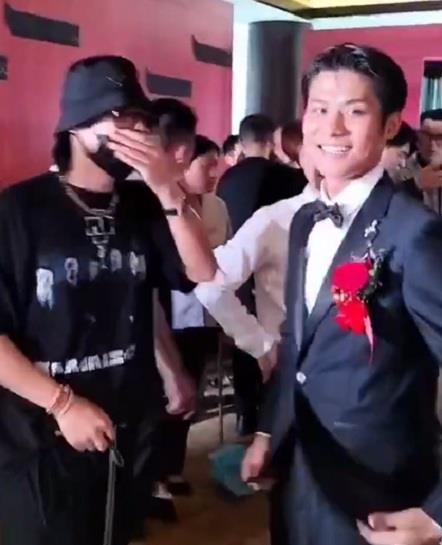 主要原因就是在疯狂小杨哥的账号之中,曾发出过大杨哥结婚的段子