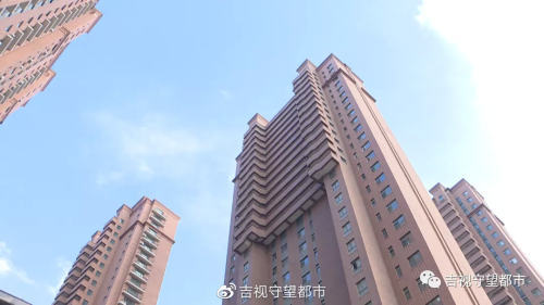 这个月初,长春的丁女士通过新发地产御景名都店购买了一套二手房,当时