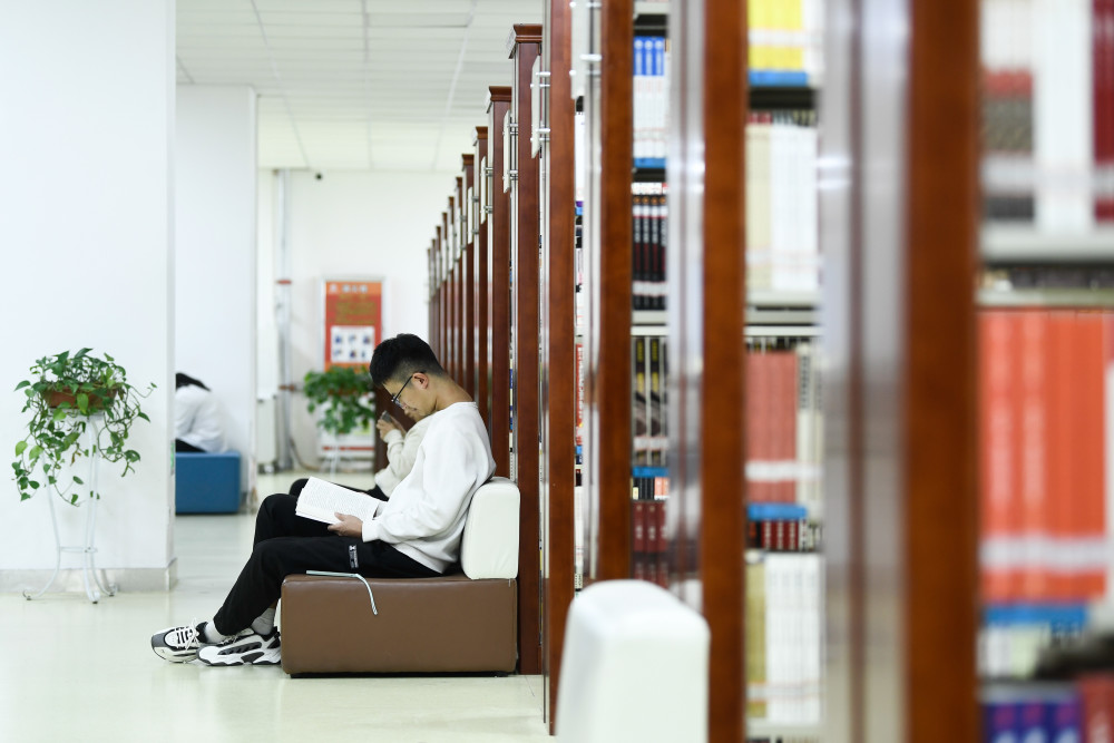 9月28日,青海大学学生在图书馆看书.新华社记者 张龙 摄