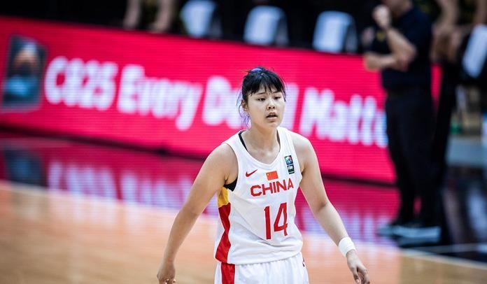 前三节和对方相持不下,中国女篮杨力维,黄思静,李缘等女篮老臣在第四